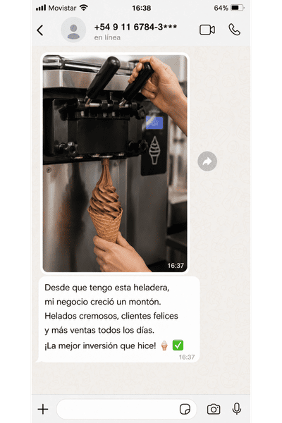 Mensaje de una clienta con su heladera sirviendo un cono